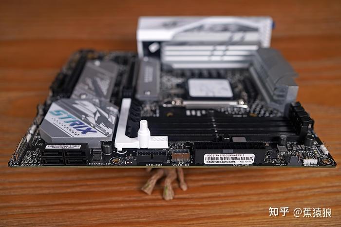 0 接口,12v   5v argb 接口,机箱跳线接口等等.