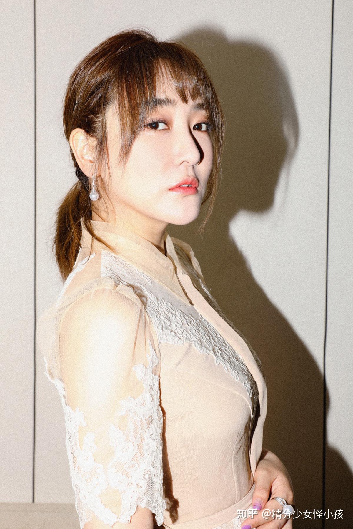 高姝瑶亮相海南岛国际电影节裙裾飘飘仙气十足