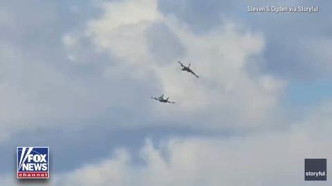 美军航展两架军机空中相撞，四具降落伞弹出，是什么原因导致的？