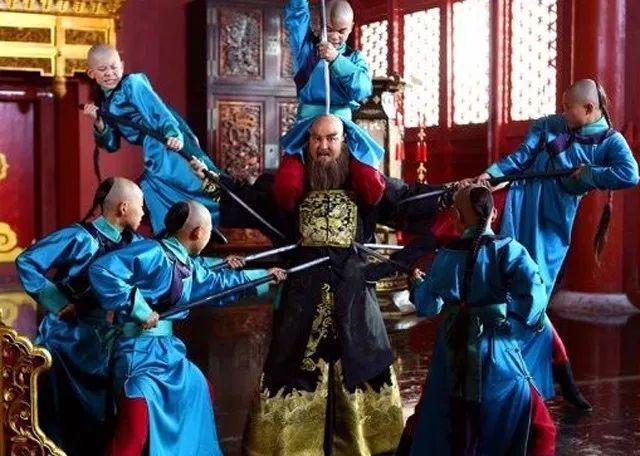 康熙决意处死鳌拜鳌拜脱掉衣服后康熙却泪流满面免其死罪