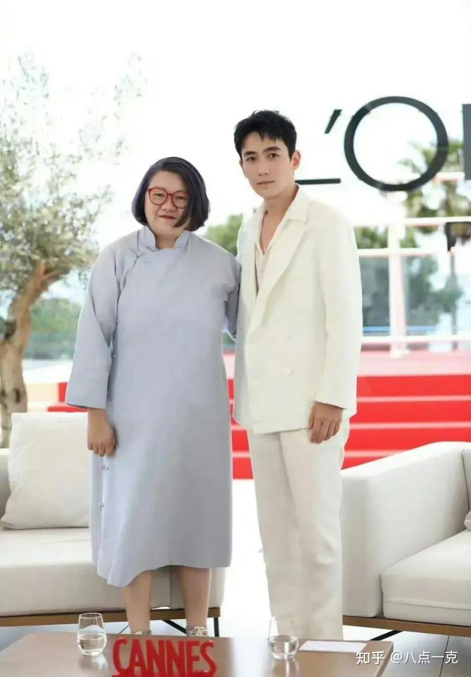 戛纳红毯无人采访,龚俊自问自答全扯上吃和挣钱 - 知乎