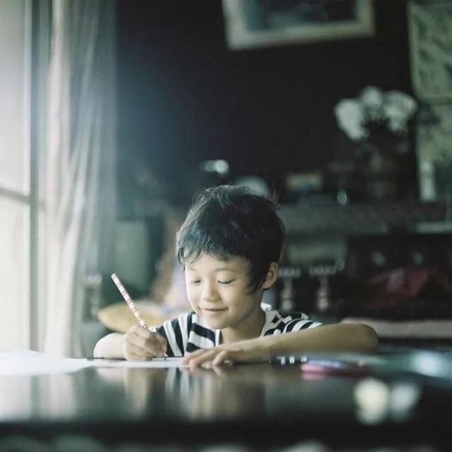 14岁女孩寒夜蹭网上课看哭众人不吃读书的苦就要吃生活的苦