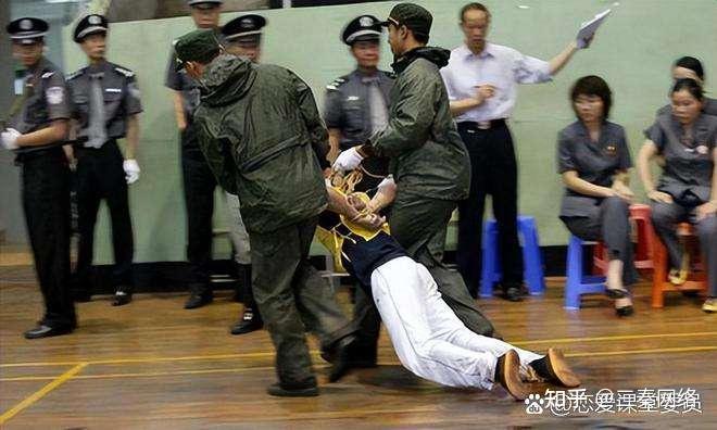 万万没想到，死刑犯在被执行枪决之前大部分人都浑然不知，直到下车后才全身软绵绵的面无血色，那么死刑犯在执行死刑前一天，究竟是怎样度过的呢？ - 知乎