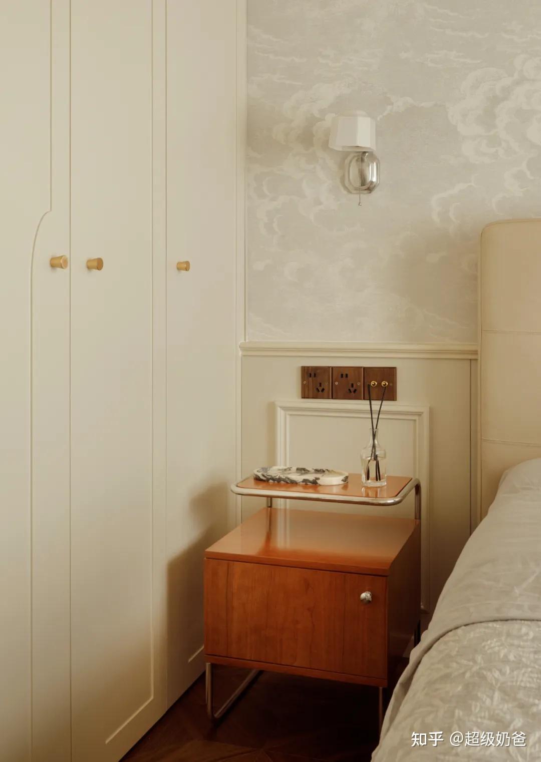 床头背景若隐若现的云朵壁纸搭配自带律动感的折纸吊灯