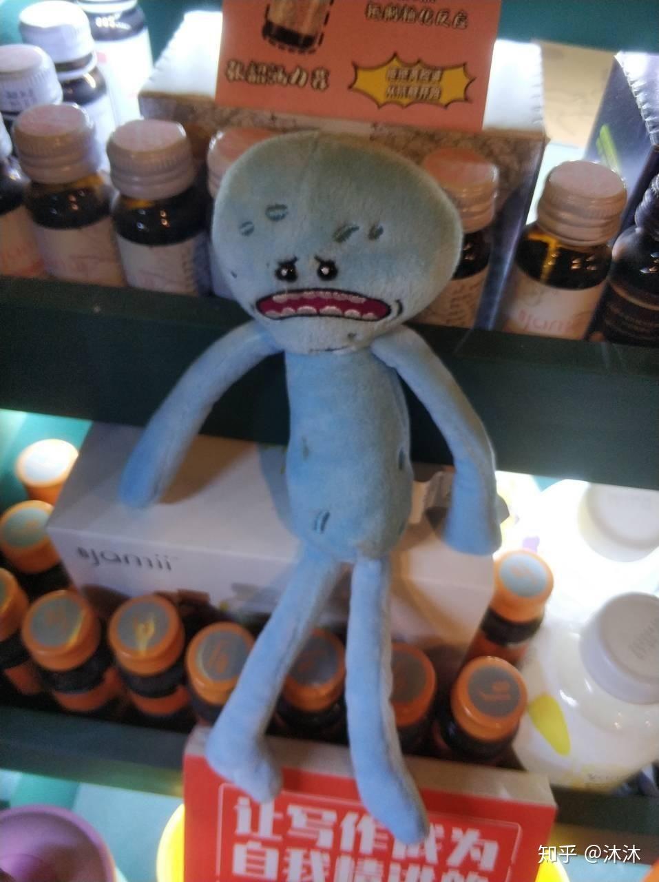 店内,饮品吧台前都能随处看到各种手办……迷你的摩托,丑乖的娃娃,在