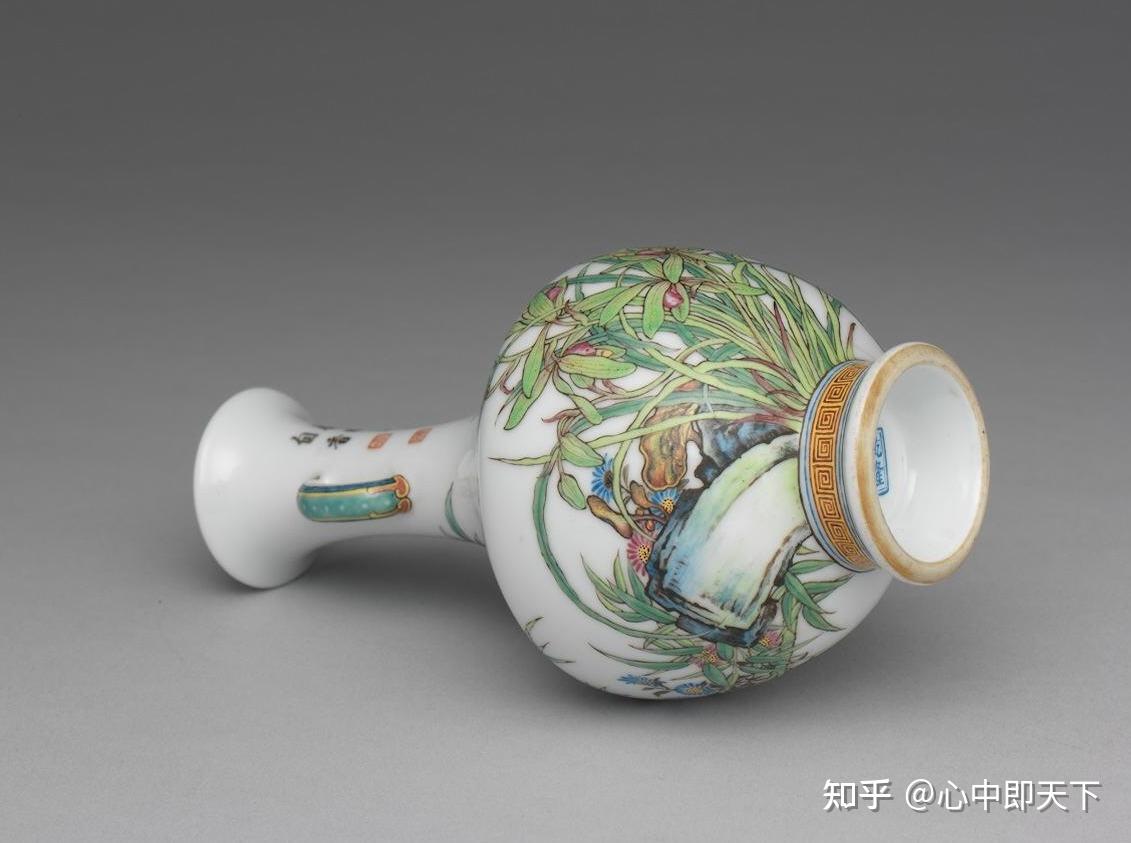 清乾隆時代　【大清乾隆年製】在銘　古銅釉琺瑯彩花卉紋神獣双耳大瓶(C-35) An exceptionally rare and finely painted copper-red 'nine