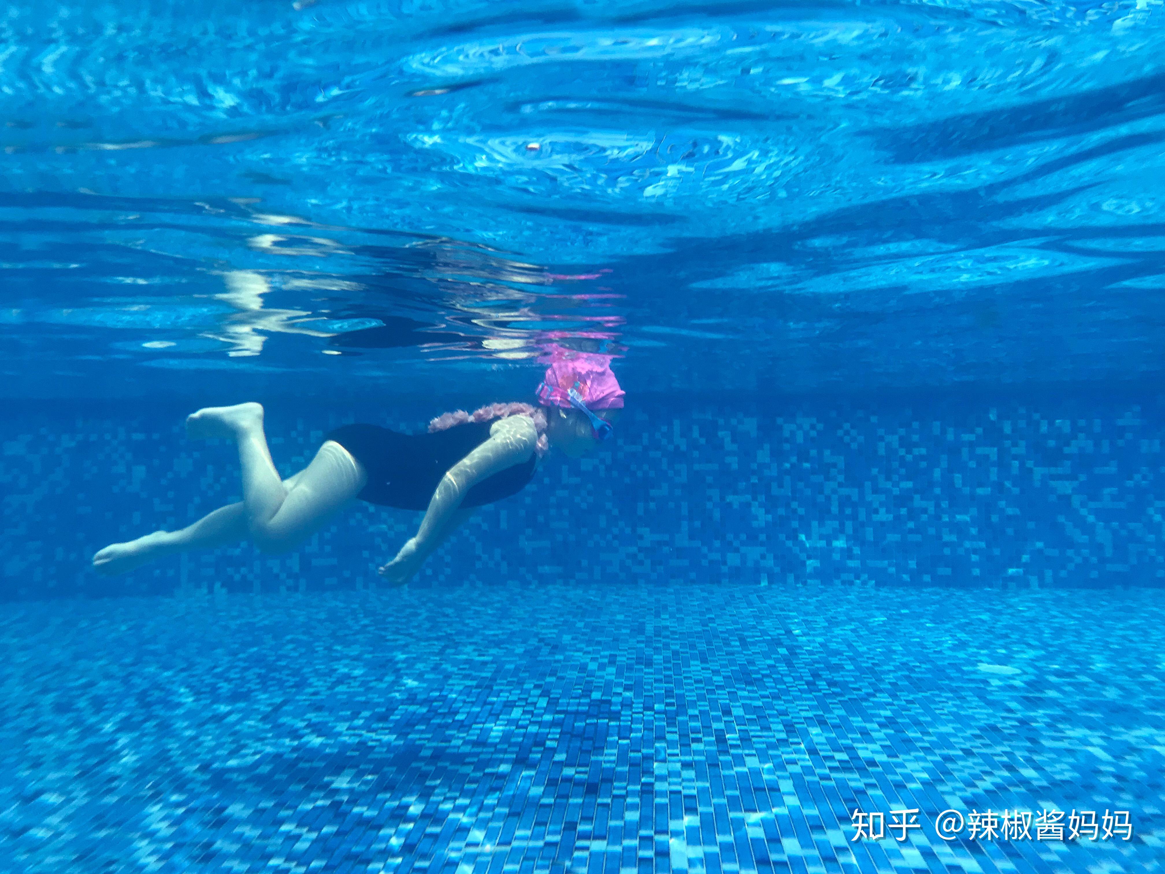 萌帆亲子游泳：婴幼儿游泳如何选择正规的游泳馆？