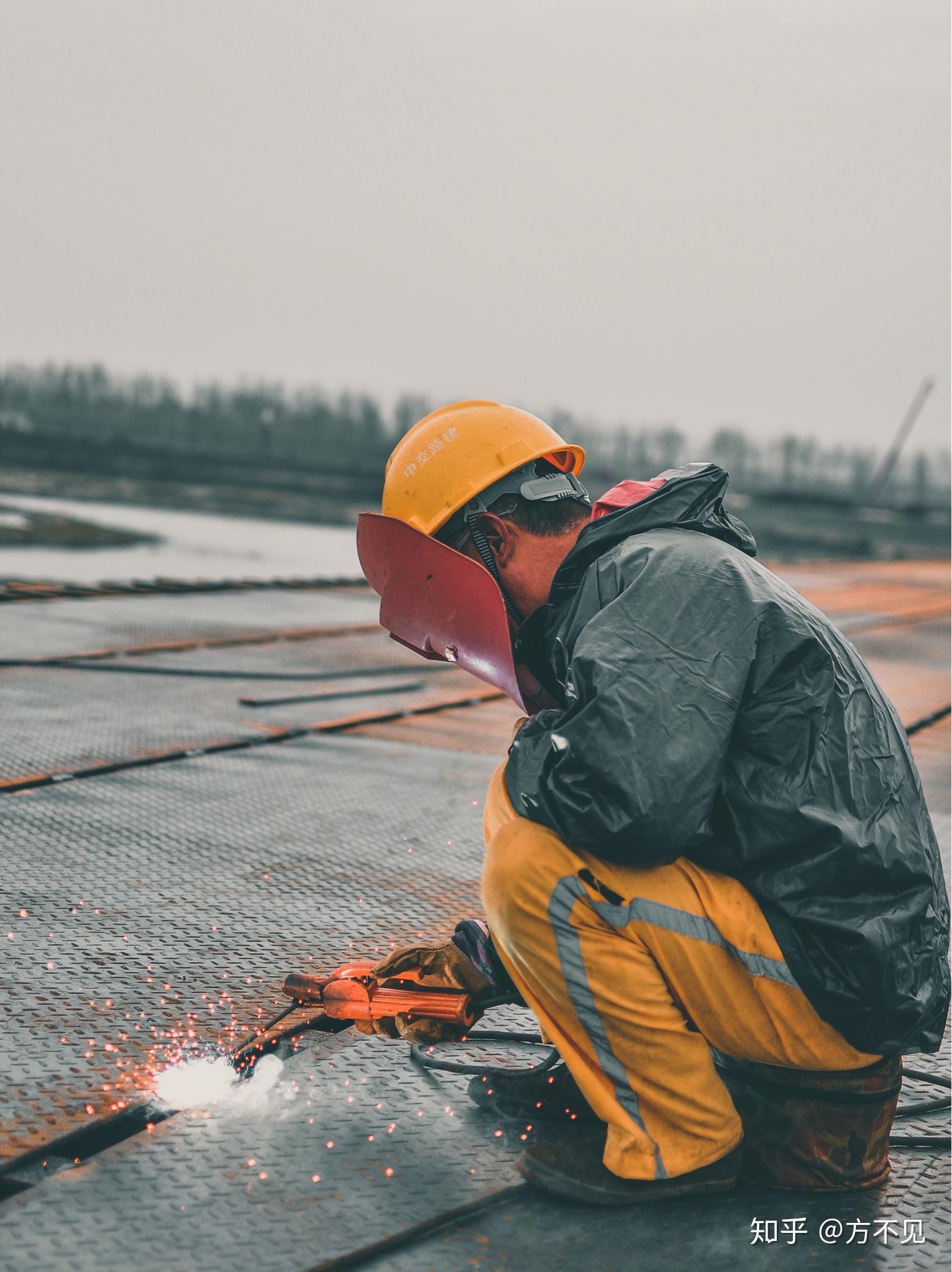 如何看待b站up主欣小萌发布的视频《家人们,我去工地搬砖了!》?