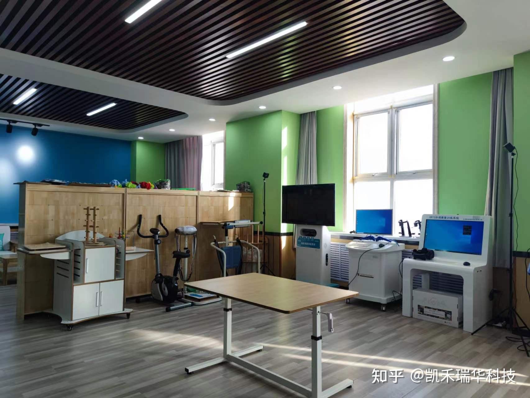 硬件设施建设:基地应配备先进的康复训练设备,如步态训练机,关节活动