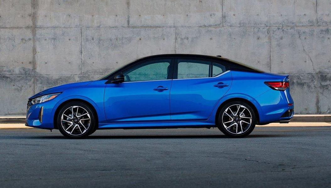 s及sv版本标配的16英寸轮毂,sr则配置18英寸轮毂,采用v型五辐搭配双色