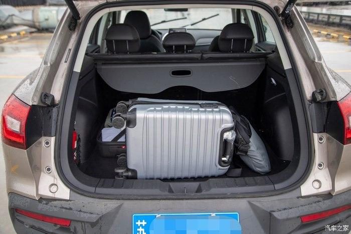 不过看宝沃bx5的后备厢空间,装了两个箱子一个书包,还不错吧.