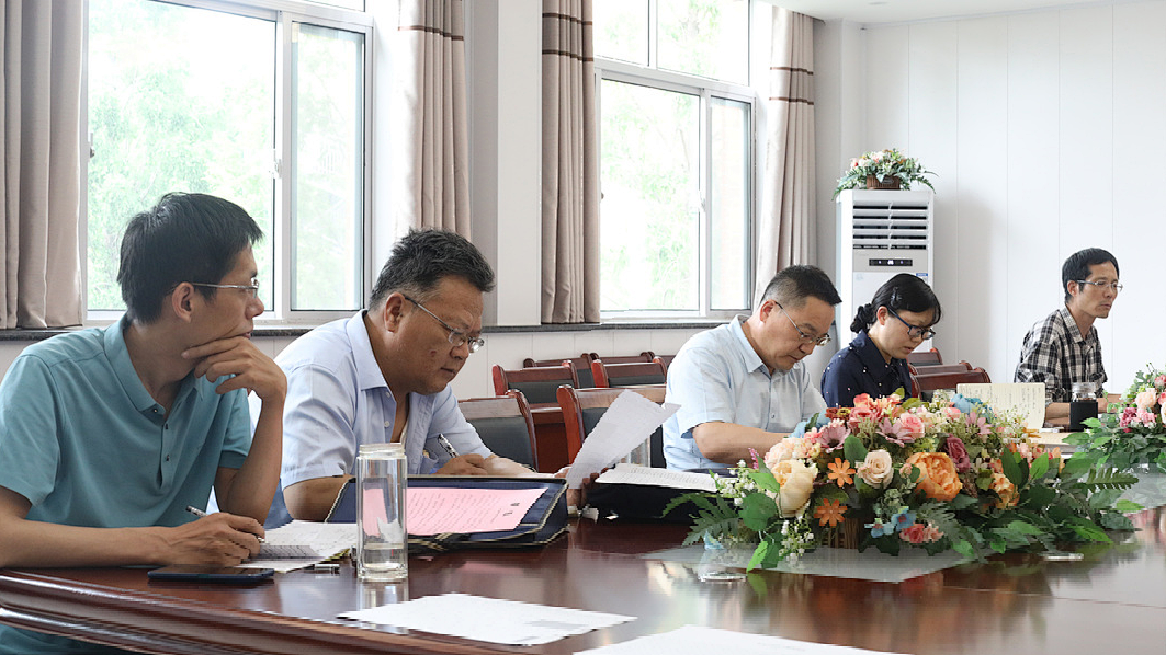 滕州市教育事业发展研究中心调研组对善国中学教学工作进行调研