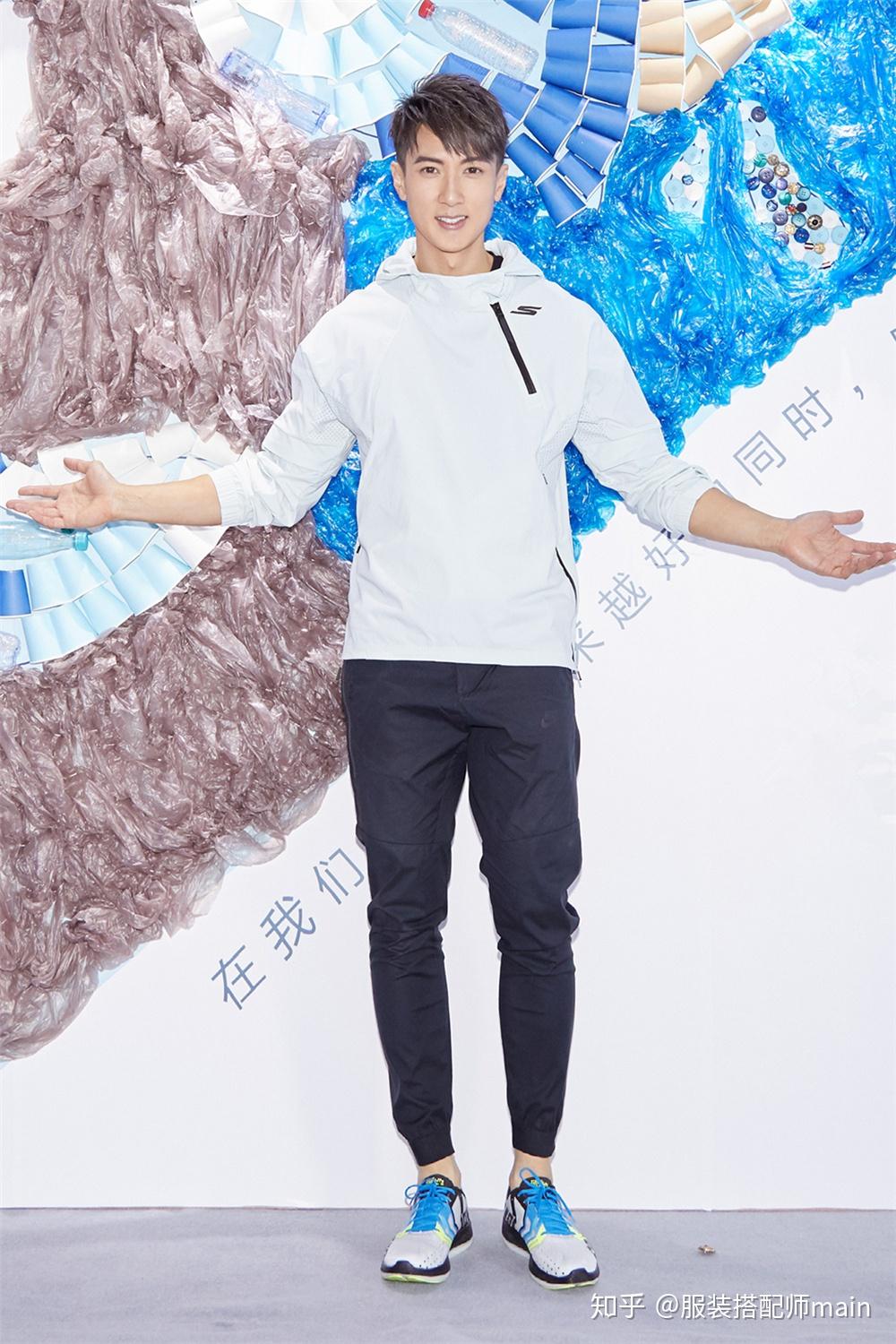 40岁吴尊穿白上衣搭黑长裤再现男神魅力颜值依旧帅造型显年轻