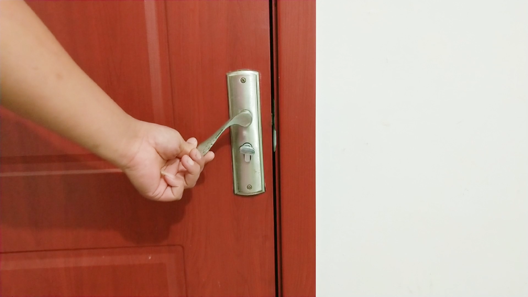 门被反锁了不用找开锁匠，只需一枚硬币，一秒快速打开，省钱实用 - 知乎