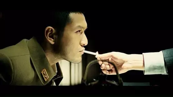 像梁朝伟,黄晓明这种做法就会被老x这种仪式感比较强的人揍一顿.