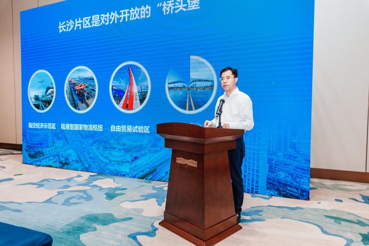 座谈会上,中国(湖南)自贸试验区长沙片区管委会常务副主任侯向宇致辞