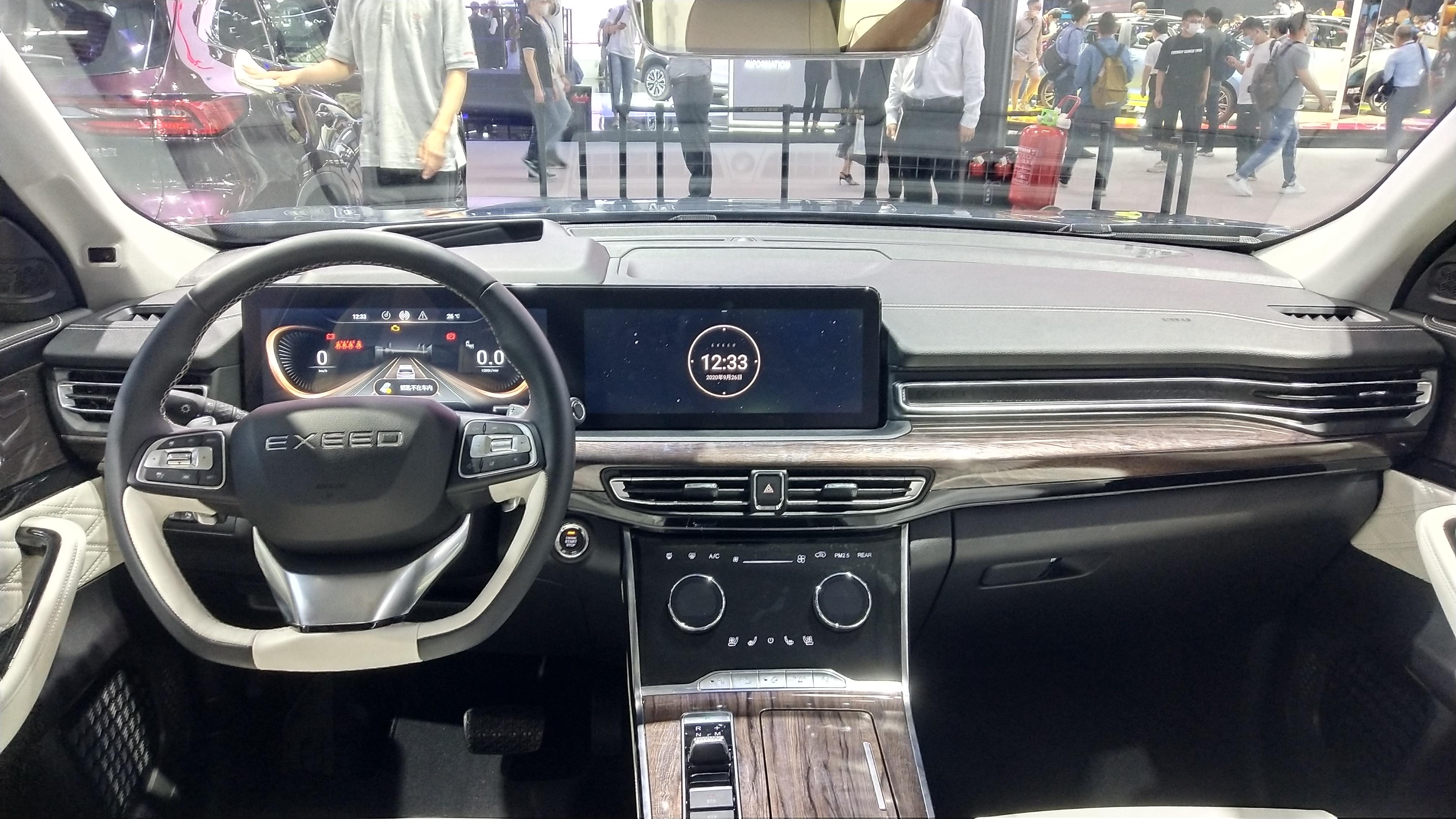 在内饰方面,星途vx采用了连体悬浮式的中控大屏设计,中控台上采用了很