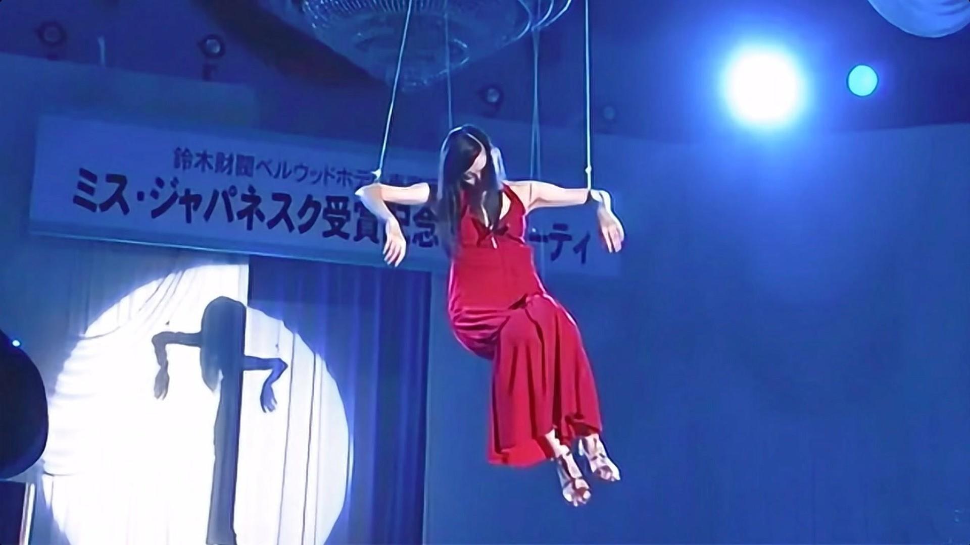 日本小姐被做成提线木偶,吊在空中,观众误以为是舞台效果,影视