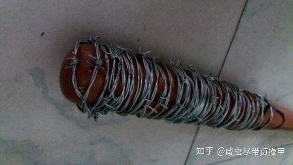 当然是棒球棍前端打十几个钉子,自制狼牙棒. 首先,视觉冲击力十足.