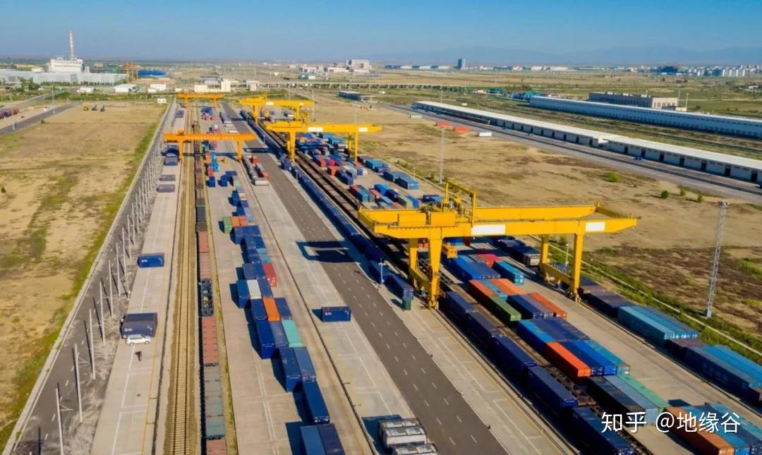 铁路口岸2019年进出境集装箱大幅增长跨越险峻的果子沟的,是横跨亚欧