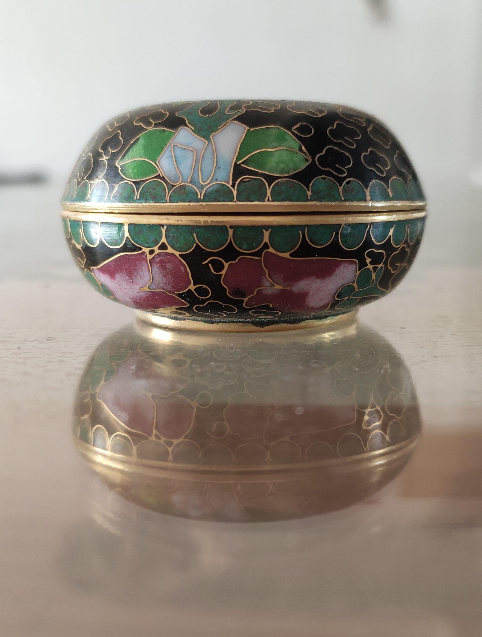 景泰蓝正名"铜胎掐丝珐琅",俗名"珐蓝",又称"嵌珐琅",是一种在铜质的