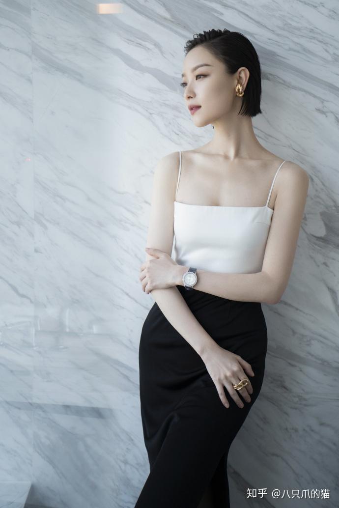倪妮终于剪短发配吊带裙诠释美人在骨蝴蝶背酸到一众小花