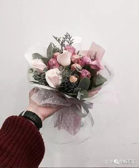 如何简单包装花束 v2-f7e9c82511eece200bf859a7201d8707_r.jpg