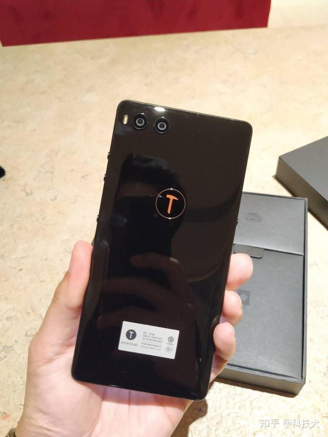 坚果r1真机上手搭载骁龙8458gb1tb售价8848元