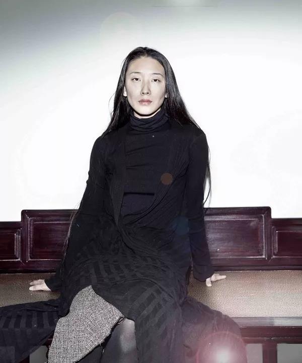 如何凭借一己之力跃身高定秀场殷亦晴