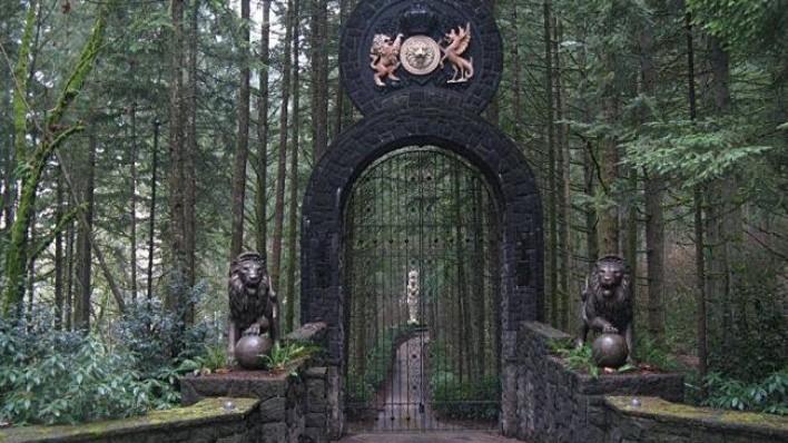 口衔明月喷芙蓉