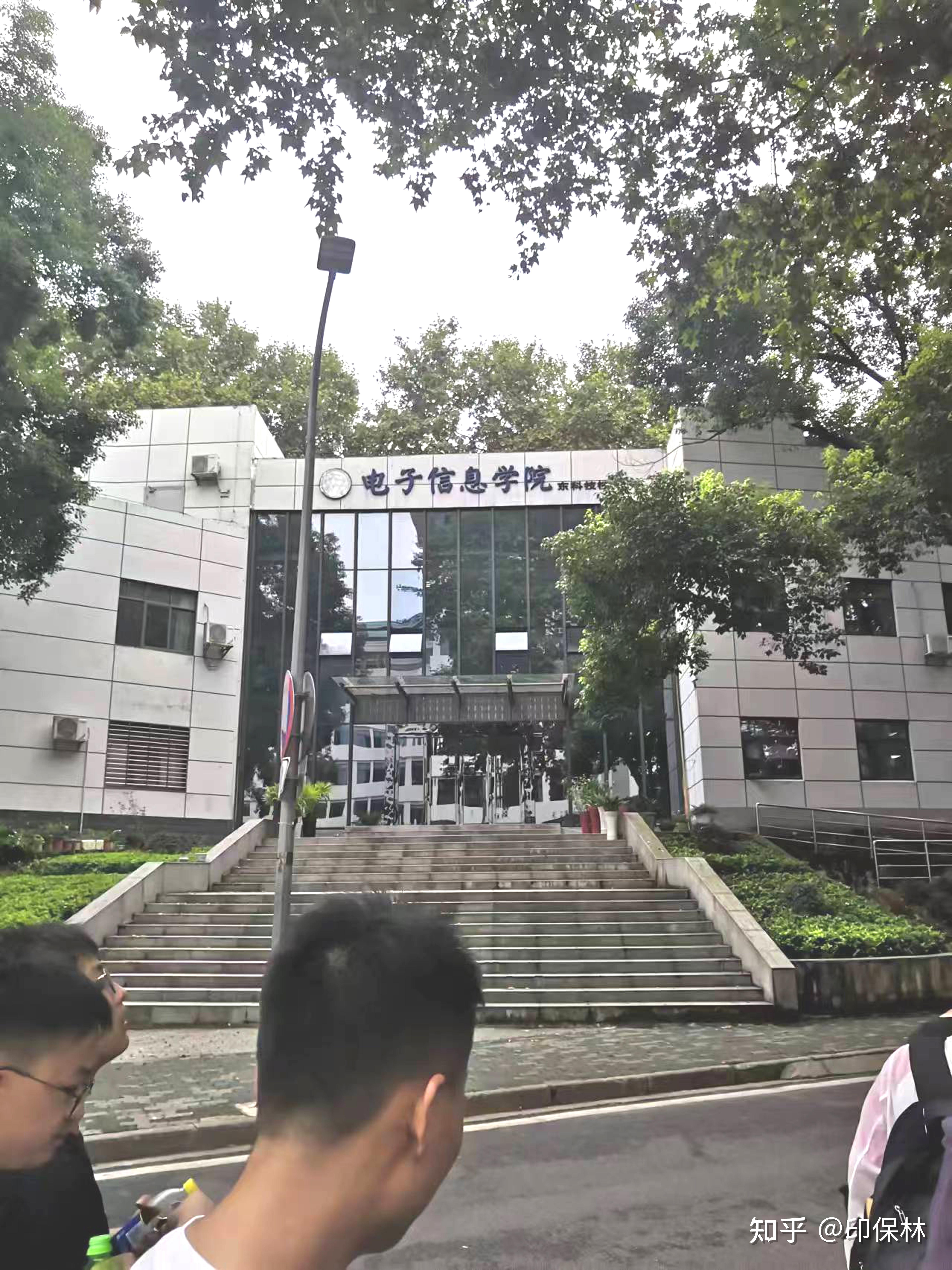 湖北省荆州市洪湖市第一中学2023级同学参观风景秀丽的武汉大学.