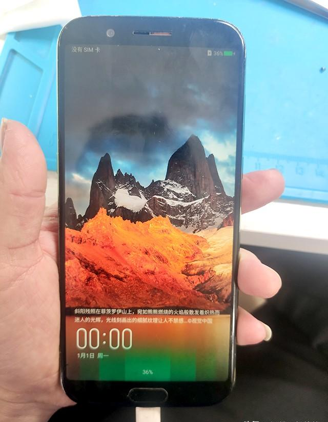 游戏手机小米黑鲨1开机有震动,插充电器才能开机,奇葩问题原因出在