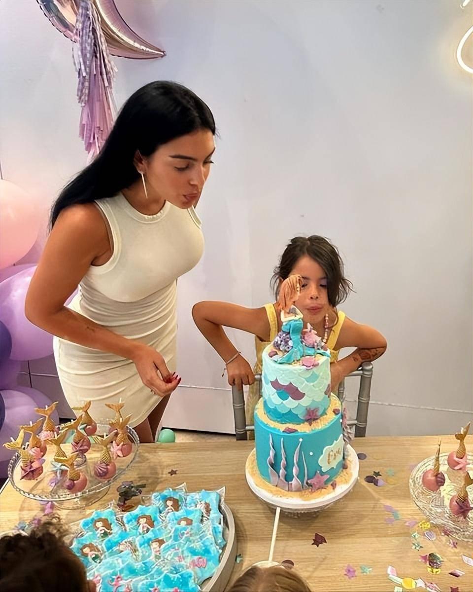 c罗女友新造型又耀眼踩12公分靴子又换了爱马仕和c罗头挨头