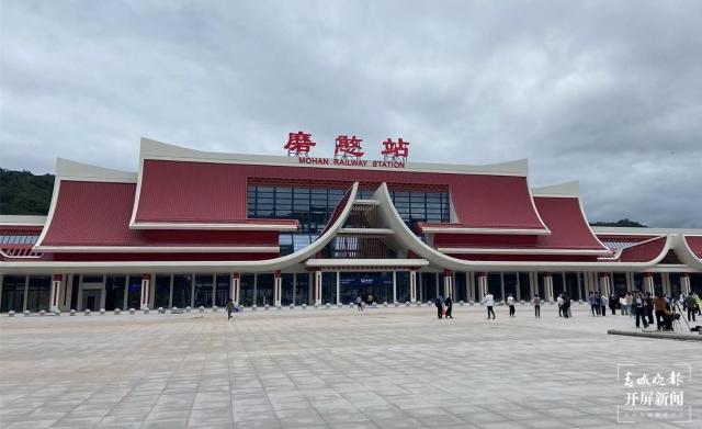 中老铁路列车已抵达国门第一站磨憨站