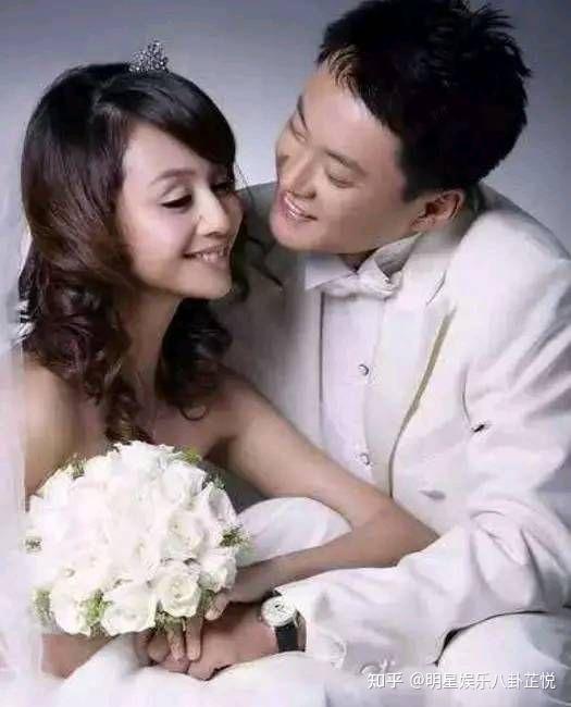 曹颖与他的老公王斑还生了一个儿子家庭也是很和睦的,但是曹毅清纯的