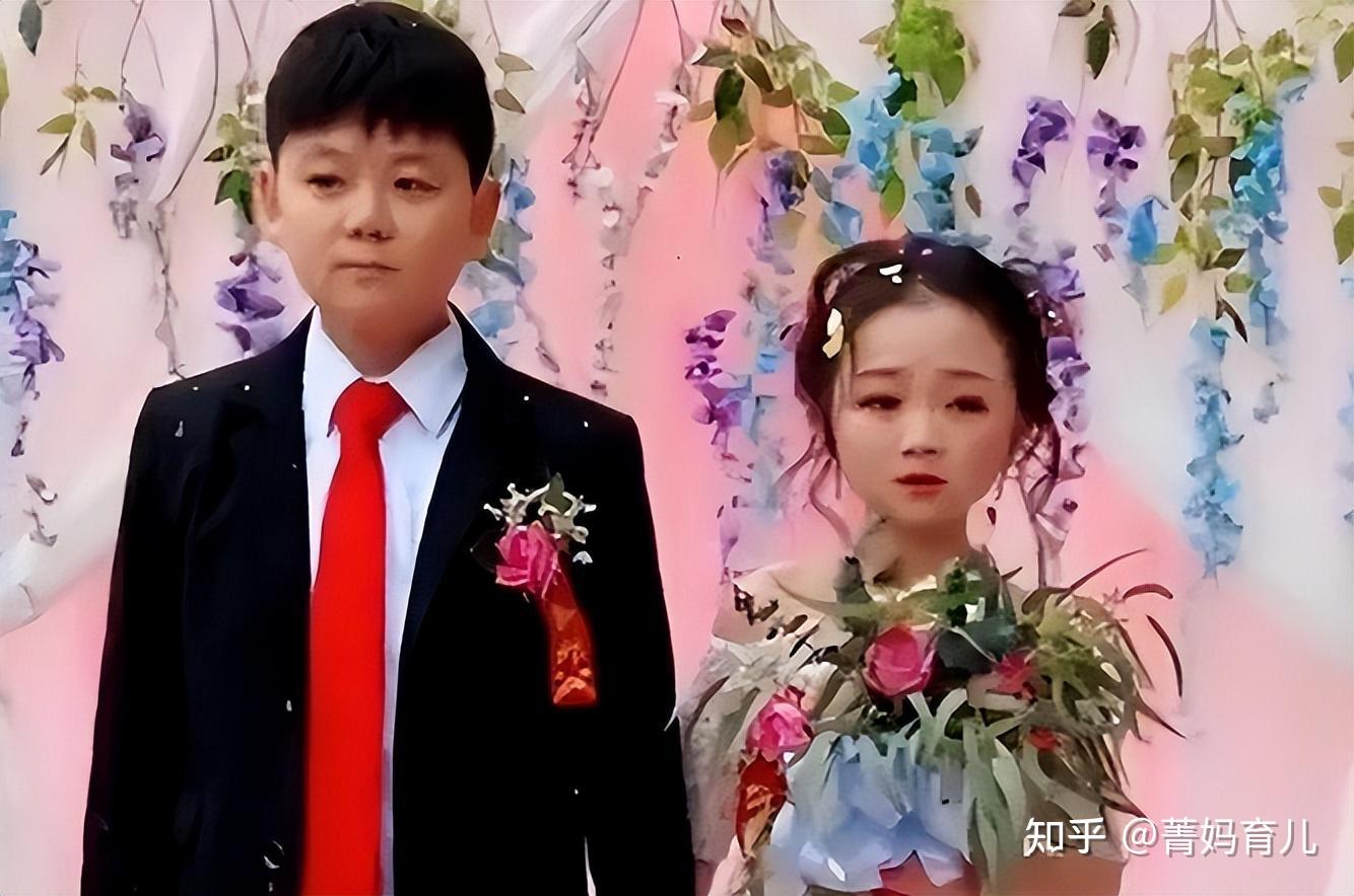 原来他们两夫妻都是袖珍人,也就是他们的身高定型了,只有不到1米5!