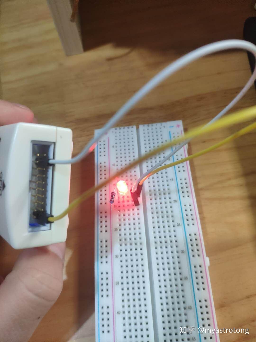 我选了一个发光二极管,二根公对母杜邦线,一个面包板,一个电阻(切记