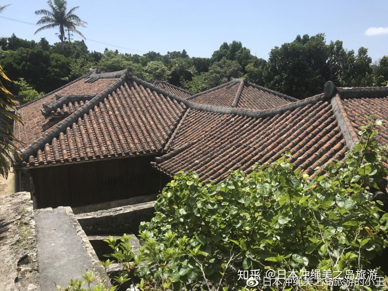 這好像是沖繩每家每戶的特點,紅瓦一般在日本建築上是不太常見的,反倒