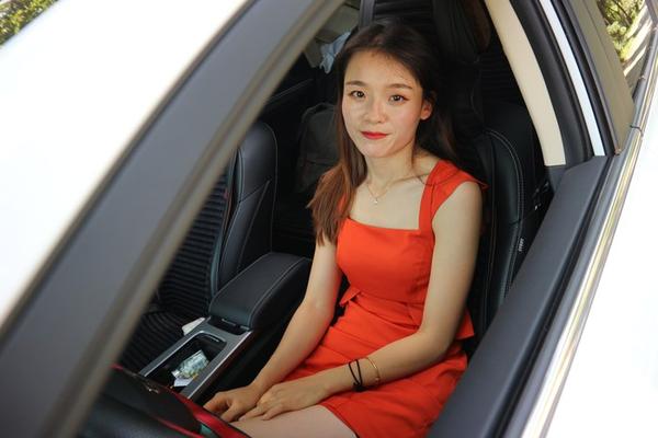 时尚辣妈再次出镜当帝豪gl车模s型身材让人羡慕