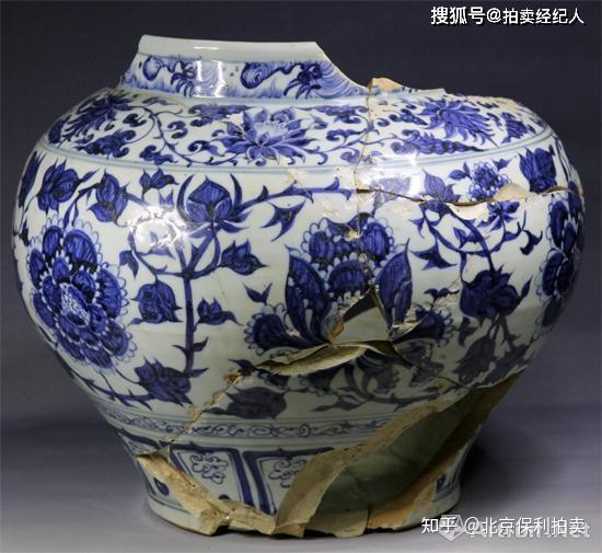 ※中国古美術/中国青花纏枝牡丹紋陶製枕/ 中国古美術/中国青花纏枝牡丹紋陶製枕/