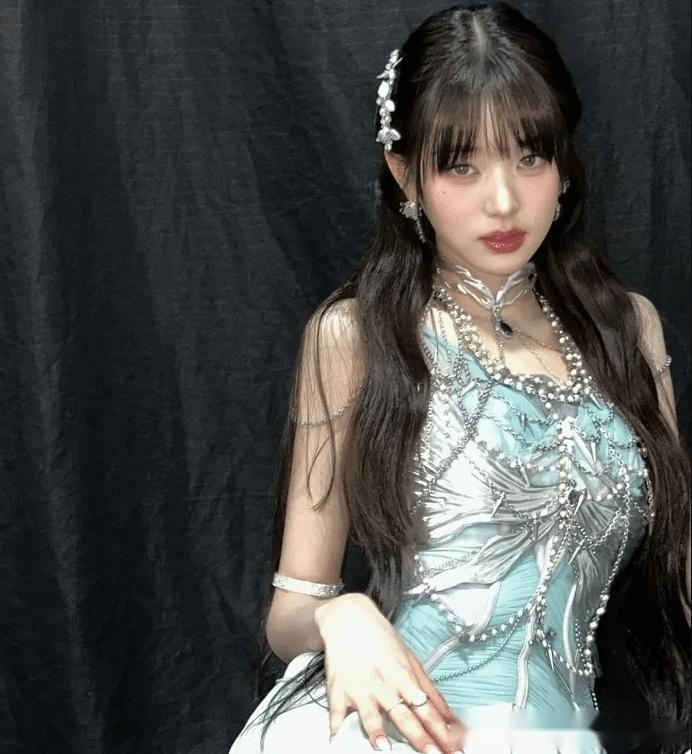 韩媒:ive张元英的头发被中国网友拍卖,演唱会上收集的