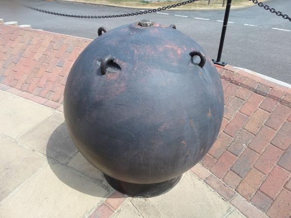 为了达到这样的效果,迫击炮就必须使用空心的铁球作为炮弹.