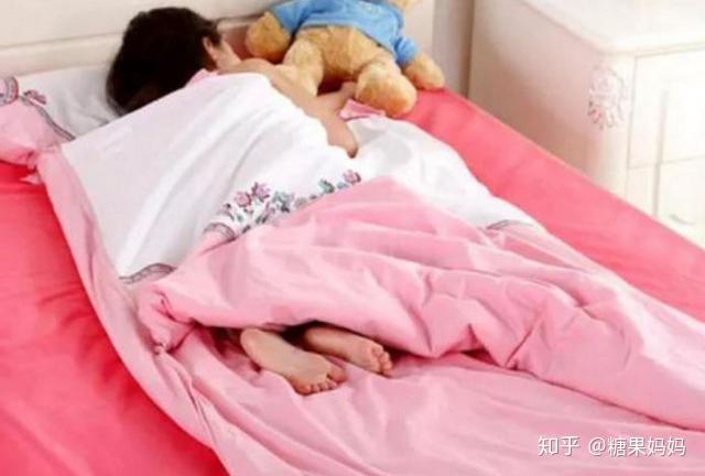 明明是个小女孩,但却特别活泼好动,就连睡觉也不老实,经常晚上踢被子