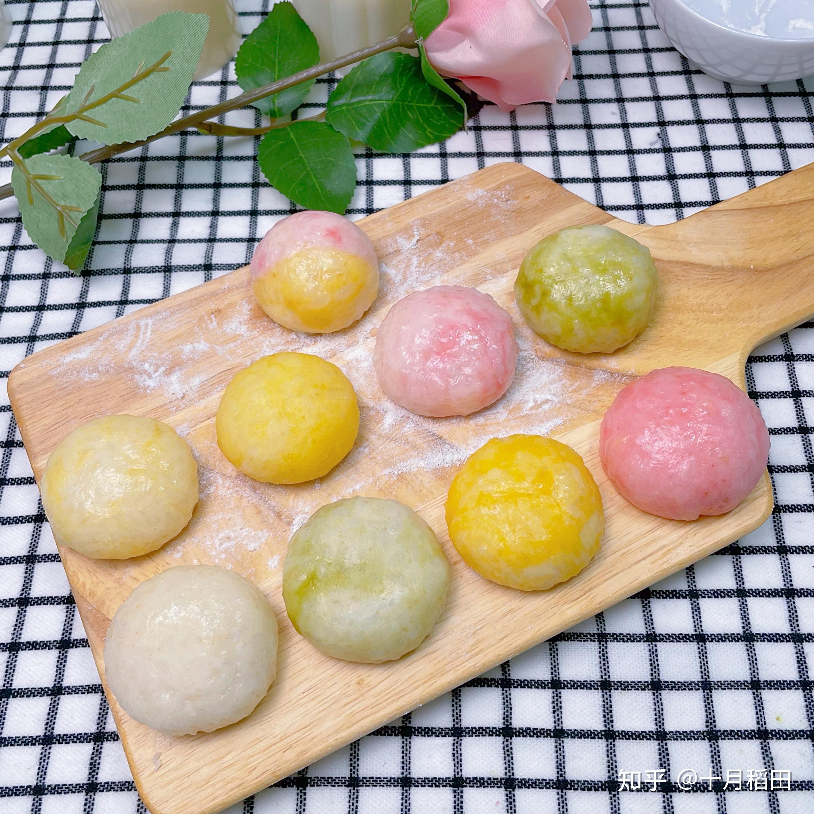 粉~混合均匀后按压模具,不同口味,不同颜色的冰皮月饼看着也很开心呢