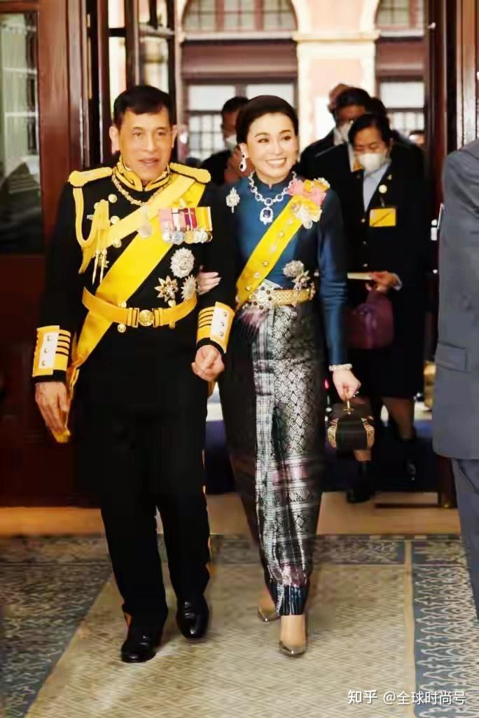 泰王回国苏提达开跑车专送,5天8衣成穿搭女王,育有一子暂居瑞士 - 知乎