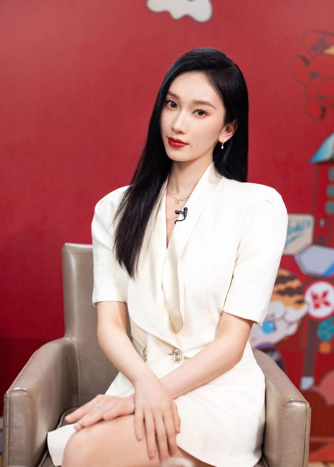 女星刘令姿这件白色西装裙的风格造型,非常有气质