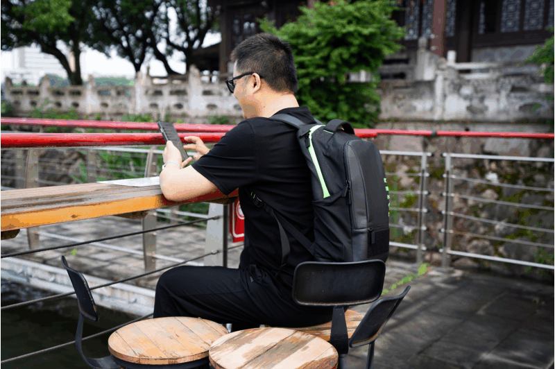 便携通勤,高能防护,这是蛇粉必入款:雷蛇游侠背包V4体验