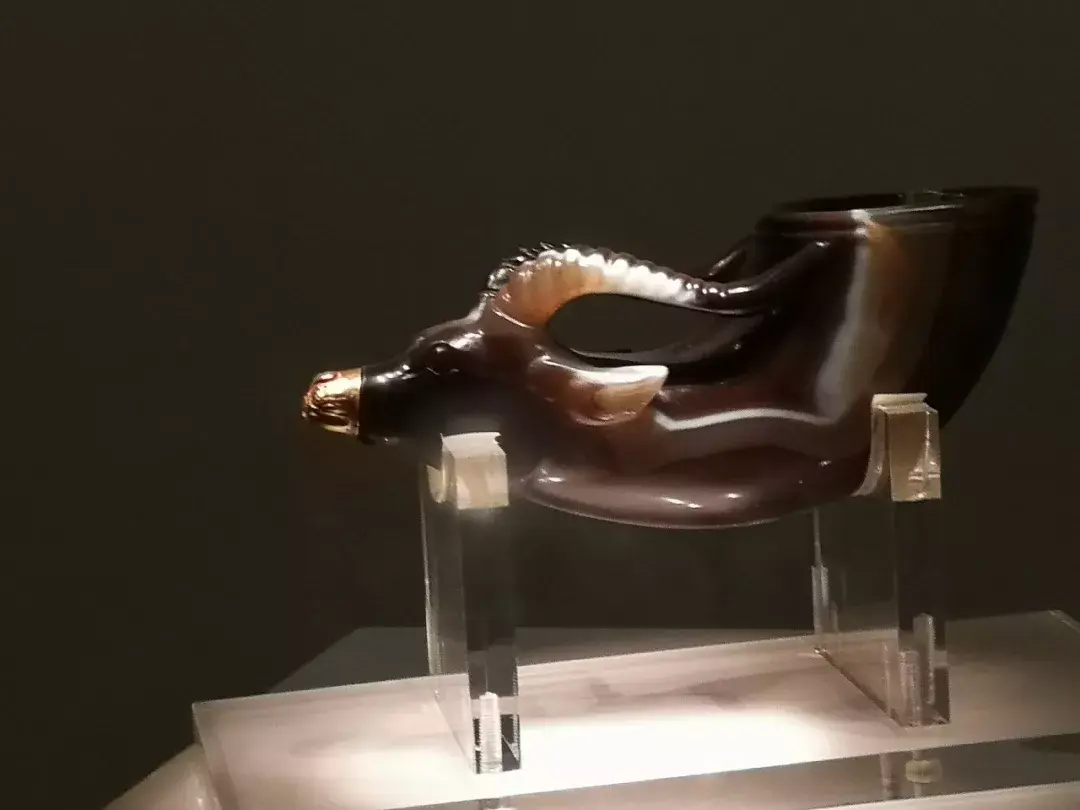 镶金兽首玛瑙杯