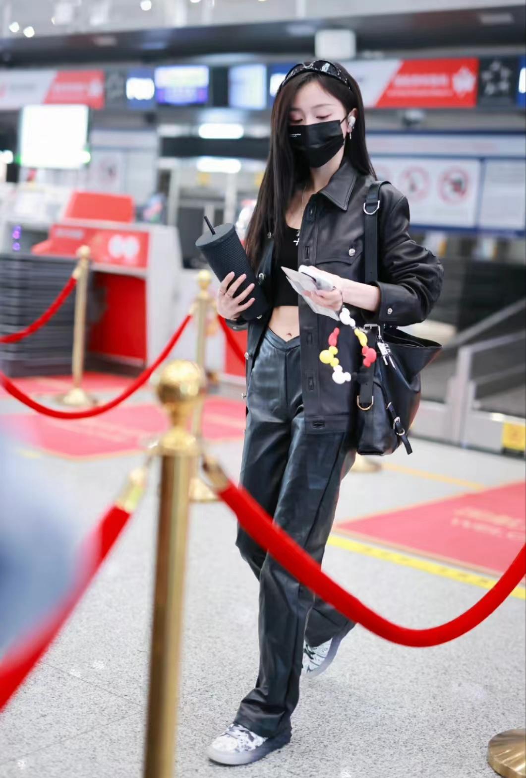 吴宣仪机场私服路透，穿黑色皮夹克配PU裤，酷飒性感利落 - 知乎
