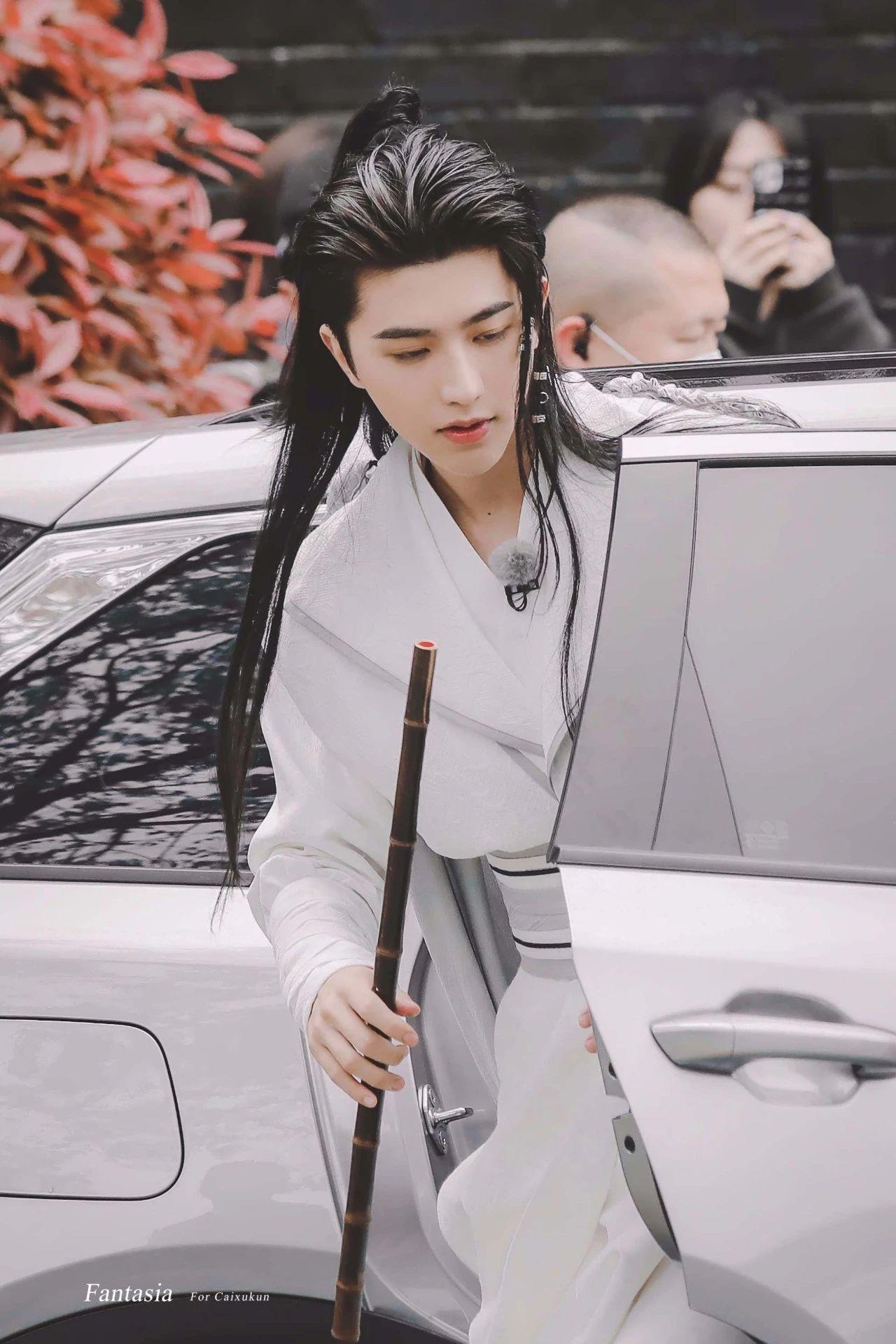 蔡徐坤壁纸侧颜立体精致身姿帅气挺拔白衣古装的翩翩公子